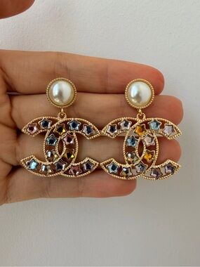 🌸Chanel Gold-tone Multicolor Crystal CC Drop Earrings with Pearl Stud✨